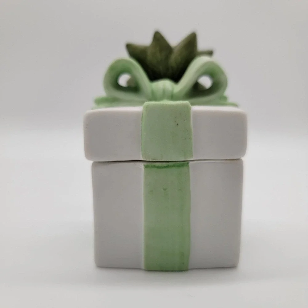 Ceramic Trinket Box Gift Present Shaped Raised Rose Flower On Lid Vintage Lefton